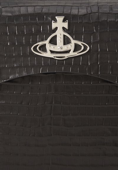 Borsa nera con texture a coccodrillo, forma arrotondata e logo argentato che ricorda un orb con una croce e accenti.