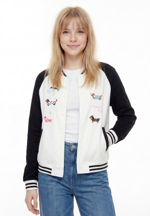 Wit en zwart honkbaljack met geborduurde ontwerpen van hond en kat, geribbelde manchetten en zoom, en drukknoopsluiting.
