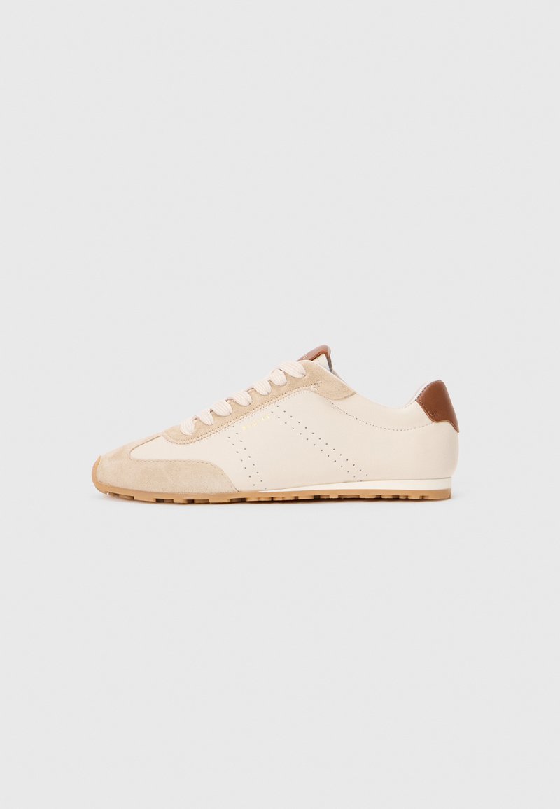Adidași de culoare crem, din suede și piele netedă, cu detalii perforate și un accent de toc din piele maro. Talpă din cauciuc.