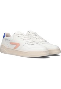 Bílé nízké tenisky s béžovými podrážkami, růžovým bočním logem, modrou patní nášivkou a bílými tkaničkami, zobrazené z úhlu pohledu zepředu.