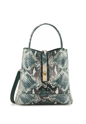 Sac à main avec motif en écaille de serpent vert et gris, poignée supérieure, fermoir doré et bandoulière amovible sur fond blanc.