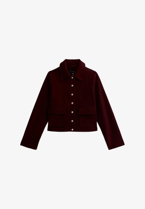 Giacca cropped bordeaux con colletto, bottoni dorati e due tasche frontali a soffietto. Realizzata in tessuto morbido con una finitura liscia.