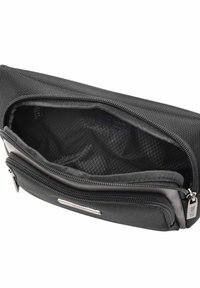 Czarna saszetka na zamek, wykonana z teksturowanej tkaniny. Posiada wewnętrzną kieszonkę z siateczki. Wyposażona w srebrny akcent ozdobny oraz górne zapięcie na zamek.