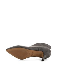 Scarpa con tacco alto in suede grigio, punta affusolata, tacco stiletto sottile e suola in gomma texturizzata. Misura contrassegnata come 37.
