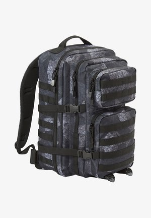 Schwarzer Camouflage-Rucksack mit mehreren Reißverschlussfächern, robusten Trägern und Webbandakzenten für zusätzlichen Nutzen. Texturierter Stoff.