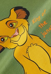 Next SIMBA LION KING SHORT SLEEVE - REGULAR FIT - Printtipaita - green