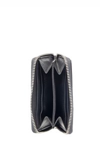 Portafoglio in pelle nera con chiusura a zip, dotato di due scomparti e sezioni divise per le carte. Texture liscia con dettagli in metallo argentato.