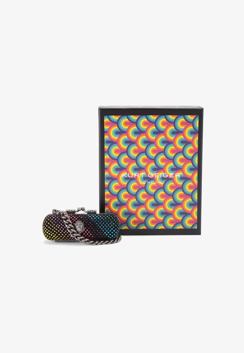 Pochette métallique avec un motif de pois multicolores, dotée d'une bandoulière en chaîne et d'un fermoir décoratif, à côté d'une boîte à motif dans des couleurs vives.