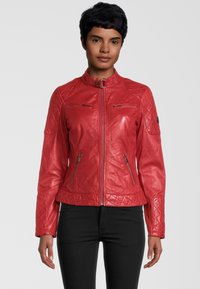 Rote Leder-Motorradjacke mit tailliertem Design, gesteppten Akzenten an den Schultern und Reißverschlusstaschen. Glatte Textur, hoher Kragen.