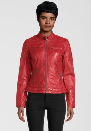 Rote Leder-Motorradjacke mit tailliertem Design, gesteppten Akzenten an den Schultern und Reißverschlusstaschen. Glatte Textur, hoher Kragen.