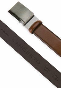 Brązowy skórzany pasek z nie zawierającą niklu metalową klamrą o fakturowej powierzchni i wygrawerowanym oznaczeniem marki. Rozmiar 36/90.