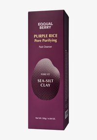 Fioletowe opakowanie dla Eequal Berry Purple Rice Pore Purifying Pack Cleanser, z teksturowanym wzorem i wyraźną ilustracją gliny.