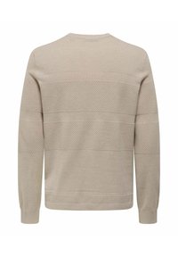 Beige Strickpullover mit strukturiertem Muster und horizontalen Streifen. Lange Ärmel, runder Ausschnitt sowie gerippte Bündchen und Saum.