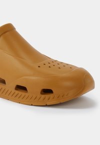 BOSS TITANIUM UNISEX - Mulas - dark yellow
