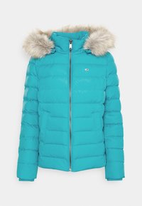 Groene donzen jas met een ritssluiting aan de voorkant, voorzien van een afneembare faux fur capuchon, geribbelde boorden en een horizontaal doorgestikt patroon over de hele jas.