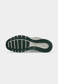 Σόλα ενός sneaker της Nike με ασπρόμαυρα υφή μοτίβα πέλματος και λογότυπο Nike στην περιοχή της φτέρνας.