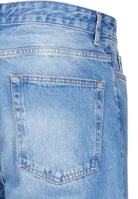 Jeans de mezclilla azul claro con un bolsillo trasero con costuras amarillas y una textura ligeramente descolorida, diseño de cinturilla estándar con pasadores para el cinturón.