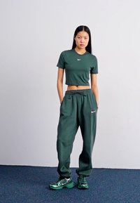 Nike Sportswear Navadna majica - vintage green/white
