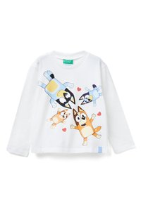 Biała koszula z długim rękawem z postaciami kreskówkowych psów w kolorach niebieskim, pomarańczowym i brązowym oraz serduszkami. Wykonana z miękkiej bawełny, o casualowym kroju.