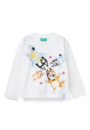 Weißes Langarmshirt mit Cartoon-Hundemotiven in Blau, Orange und Braun mit Herzen. Hergestellt aus weicher Baumwolle, lässige Passform.