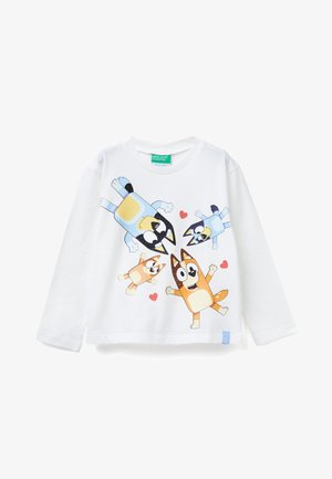 Maglietta bianca a maniche lunghe con personaggi di cani dei cartoni animati in blu, arancione e marrone con cuori. Realizzata in cotone morbido, vestibilità casual.