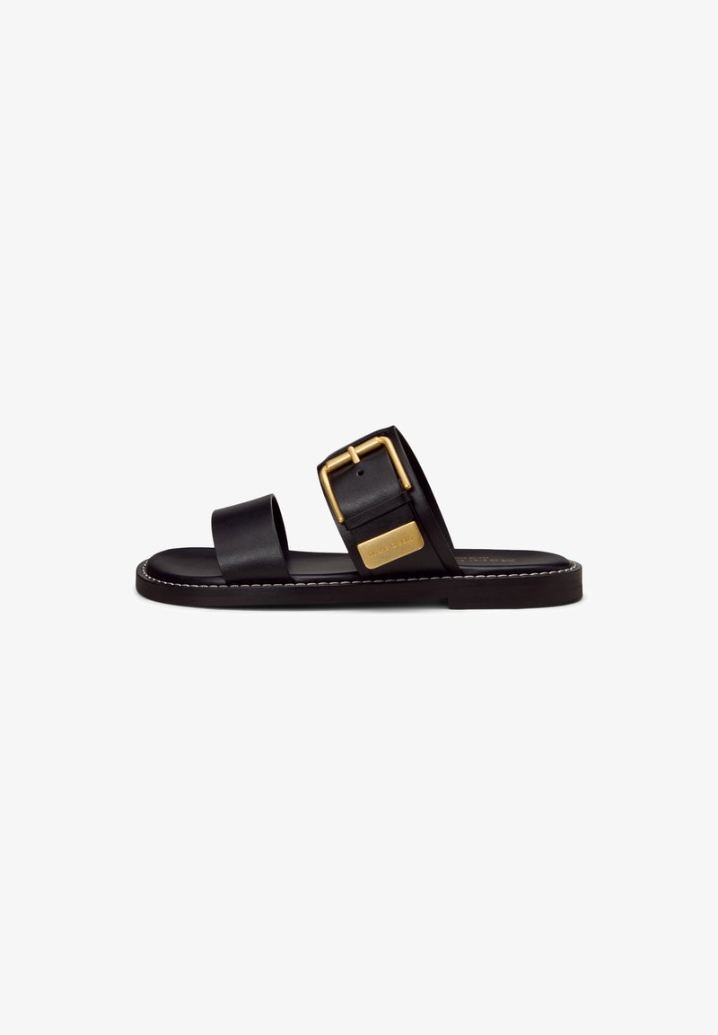 Schwarze flache Slides mit zwei breiten Riemen, goldener Schnalle am oberen Riemen und weißen Nähten entlang der Sohle.