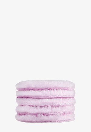 Pile de cinq disques démaquillants ronds, doux et rose pâle en microfibre sur fond blanc.