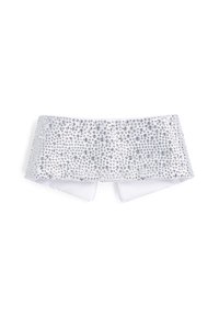 Belt din țesătură albă împodobit cu cristale, având o textură netedă, o formă largă și un detaliu sub formă de fundă în spate.