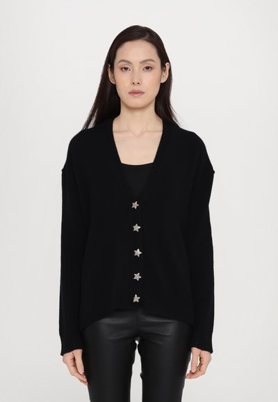 Gilet en tricot noir avec un col en V, doté de cinq boutons en forme d'étoile argentée sur le devant. Manches longues et une coupe décontractée.