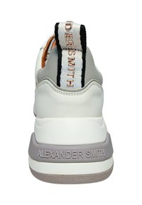 Sportlicher Sneaker mit einem Obermaterial aus weißem Leder und grauem Mesh, ausgestattet mit einem Zugtab mit schwarz-weißen Streifen und dem eingeprägten Schriftzug "ALEXANDER SMITH".