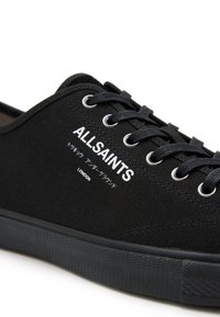Schwarze Canvas-Sneaker mit Schnürdesign, ausgestattet mit weißem "ALLSAINTS"-Branding. Schwarze Gummisohle und Ösen, strukturiertes Obermaterial.