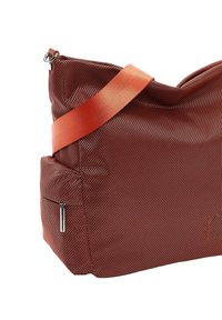 Bolso de hombro rojo con textura, con una correa ancha naranja y un bolsillo lateral con cremallera, aislado sobre fondo blanco.