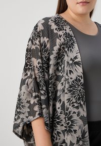 ONLY Carmakoma CARMELDON HOWDY LIFE 3/4 KIMONO  - Leichte Jacke - black