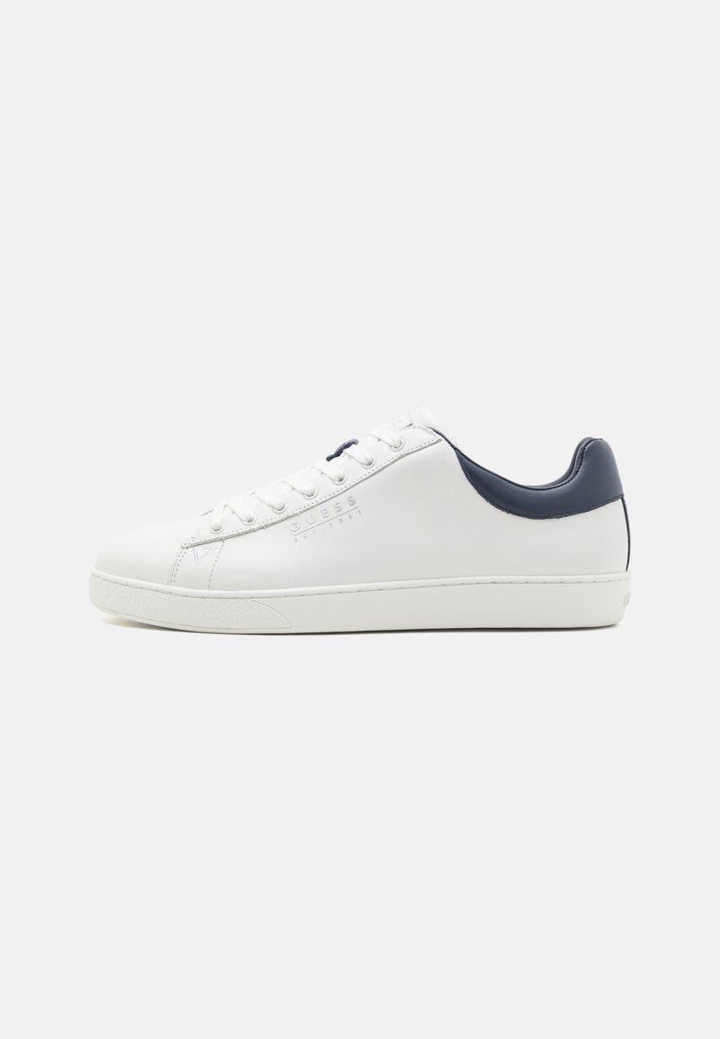 Sneaker bianco con tomaia in pelle liscia, dettagli in pelle blu navale sul tallone, suola piatta in gomma bianca e chiusura centrale con lacci.
