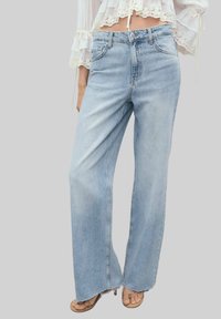Ljusblå vida jeans i denim med hög midja, fem fickor och subtila sömnadsdetaljer.