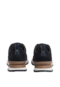 Zapatillas deportivas de ante en color navy con una media suela marrón y una suela externa blanca. Presentan una pestaña de tela con una franja azul y un detalle del logotipo en la parte trasera.