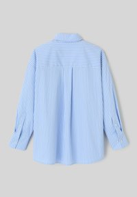 Chemise bleu clair à boutons, avec des rayures verticales blanches, manches longues, un col et un détail de pli au dos. Matériau en coton avec une texture lisse.