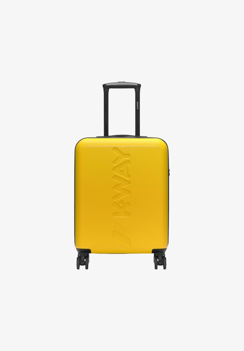 Valise rigide jaune avec logo "K-WAY" en relief, poignée rétractable noire et quatre roues pour la mobilité. Texture lisse et forme rectangulaire.