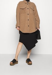 DESIGNERS REMIX Klassisk kappa / rock - camel