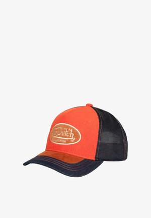 Gorra de béisbol de corduroy rojo y malla negra con visera de ante marrón, que presenta un logotipo bordado. Cierre ajustable en la parte posterior.
