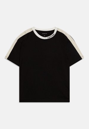T-shirt nera in cotone con scollatura rotonda color crema e inserti laterali. Maniche corte e design comodo. Logo Calvin Klein sul colletto.