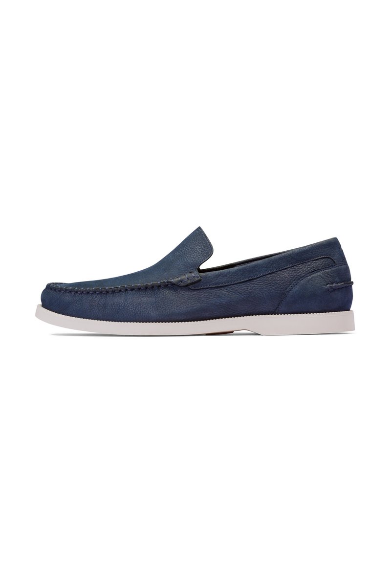 Mocassino in pelle di colore blu scuro con punta cucita, forma arrotondata e suola in gomma bianca; presenta una finitura liscia e testurizzata.