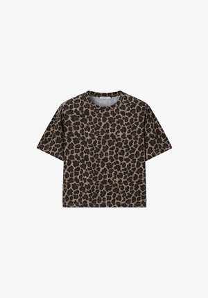 Kurzärmeliges T-Shirt mit Rundhalsausschnitt und braun-schwarzem Leopardenmuster, flach auf weißem Hintergrund präsentiert.