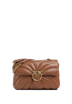 Borsa a tracolla in pelle trapuntata marrone con catenella dorata e dettaglio della chiusura a forma di uccello dorato sulla patta frontale.