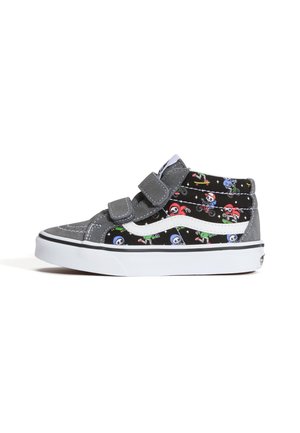 Szaro-czarny sneaker za kostkę z białą podeszwą i paskami, z kolorowymi kreskówkowymi szkieletami jeżdżącymi na deskorolce i rowerze na panelach z tkaniny.