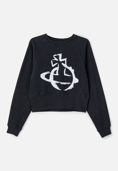 Sort cropped sweatshirt med rund hals, prydet med et hvidt grafisk design af en planet og et kors. Lavet af blødt, tekstureret stof.