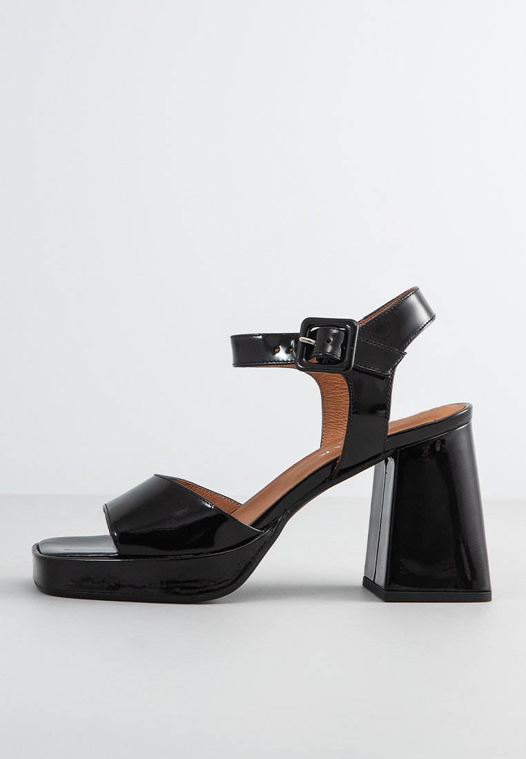 Sandale cu platformă