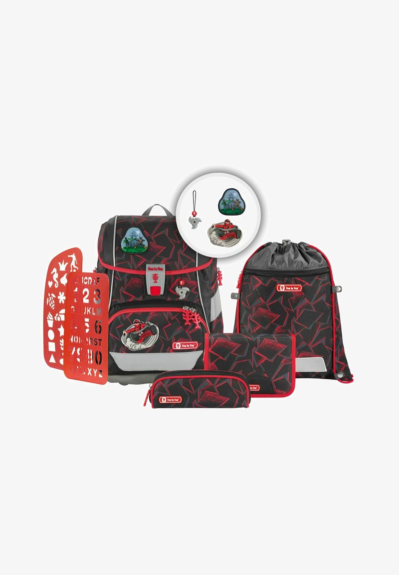 Ensemble de sac à dos noir avec des motifs géométriques rouges, comprenant une trousse, un sac à cordon et des pochoirs. Comprend des étiquettes décoratives et des accents.