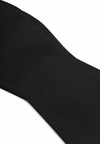 Zwarte stof met een glad, gestructureerd oppervlak, gevormd in een gebogen vorm. Geen zichtbare patronen of hardwaredetails.