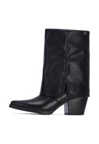 Botas de tobillo de cuero negro con punta afilada, diseño plegado y un tacón bloque estructurado que presenta un detalle de acento a rayas.